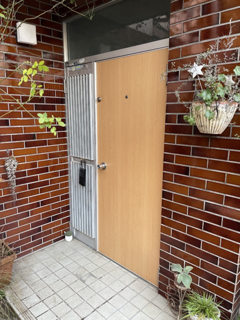 今日は堺市でプチリフォーム工事、波板張り替えと玄関ドア調整