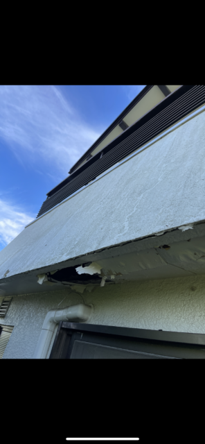 築48年外壁に亀裂が入り軒天がボロボロに。
